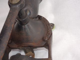 Molinillo de café inglés,pared y sobremesa.