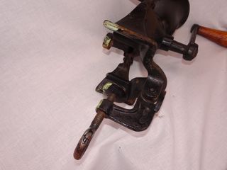 Molinillo de café inglés,pared y sobremesa.