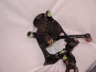 Molinillo de café inglés,pared y sobremesa.