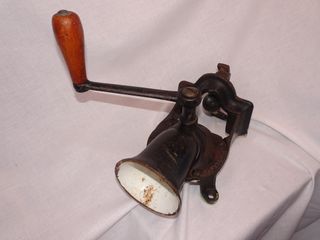 Molinillo de café inglés,pared y sobremesa.