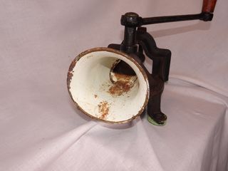 Molinillo de café inglés,pared y sobremesa.