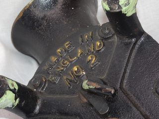 Molinillo de café inglés,pared y sobremesa.