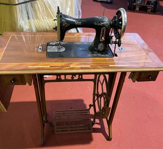 Maquina de coser antigua.
