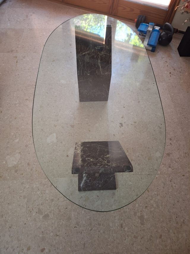 Mesa de cristal con pies de mármol – diseño elegan
