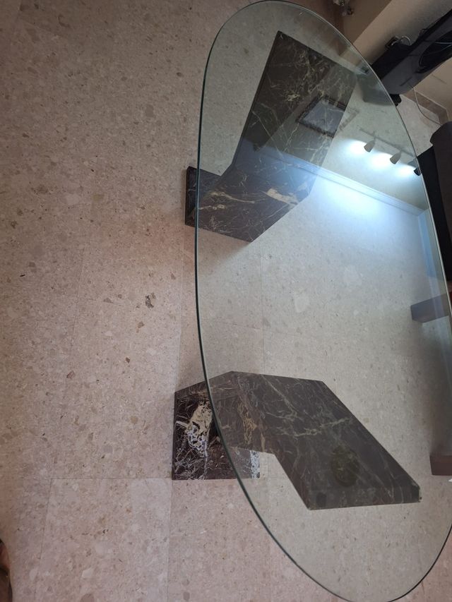Mesa de cristal con pies de mármol – diseño elegan