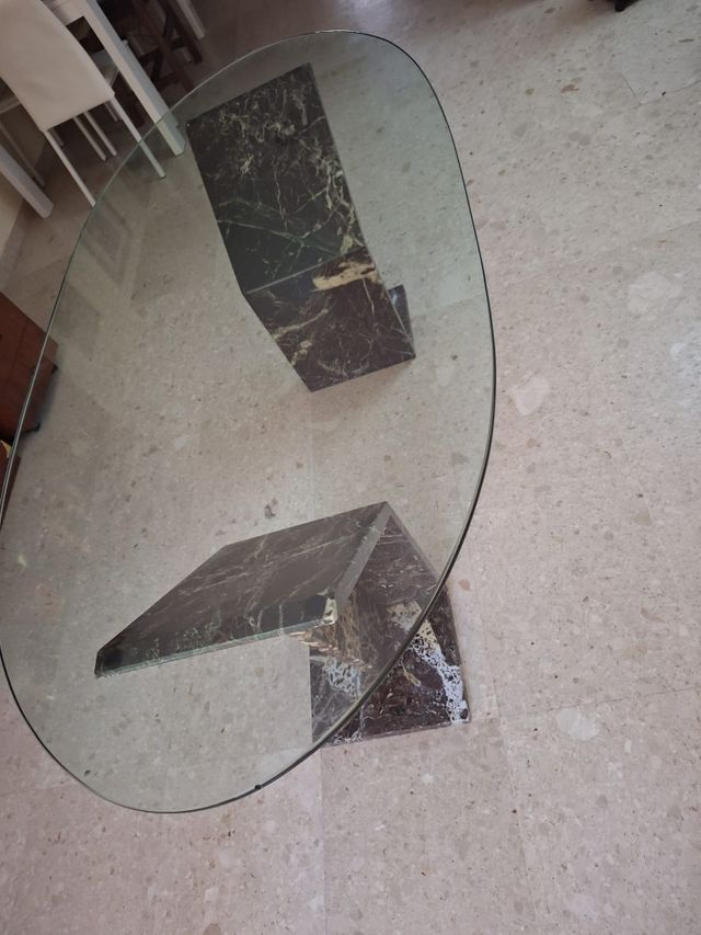 Mesa de cristal con pies de mármol – diseño elegan