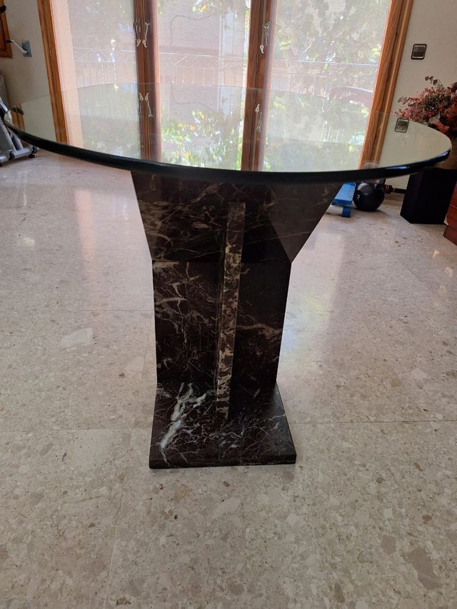 Mesa de cristal con pies de mármol – diseño elegan