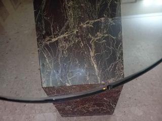 Mesa de cristal con pies de mármol – diseño elegan
