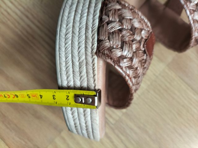 Sandalia de cuña . talla 38