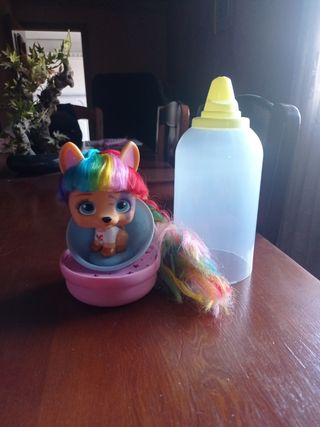 Perro de juguete con botella