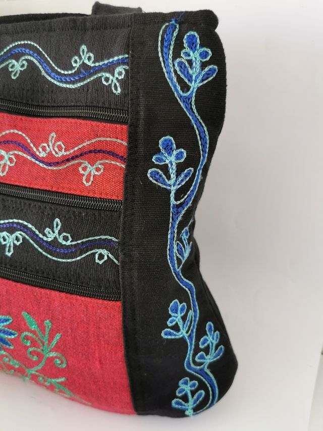 Bolso bordado de chica.