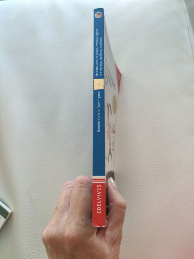 Renata toca el piano, estudia inglés y e