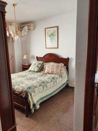 Mueble vintage de madera con chapa de raíz.