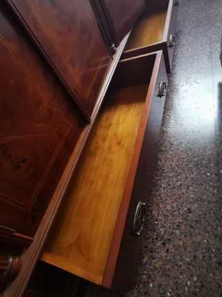 Mueble vintage de madera con chapa de raíz.