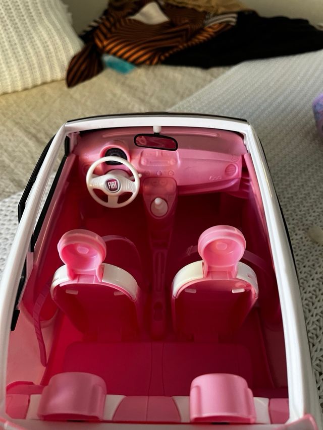 Coche barbie color 🩷🖤🤍dos rasguños en las puertas