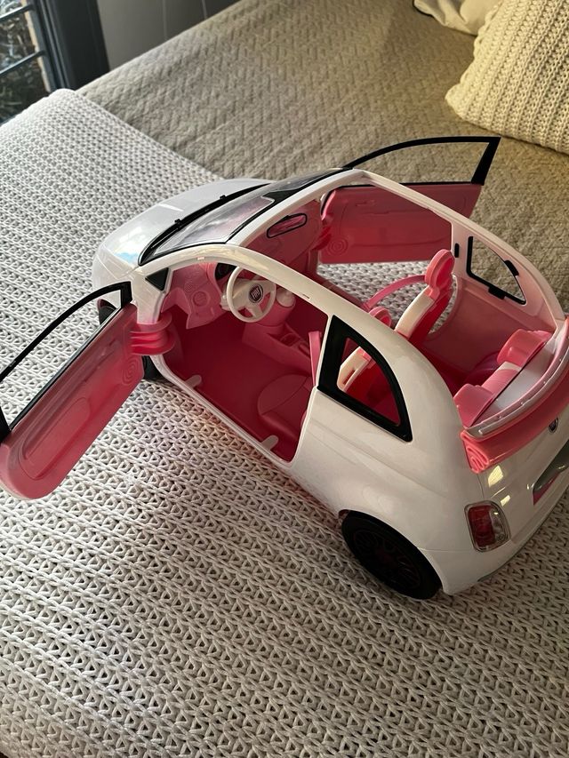 Coche barbie color 🩷🖤🤍dos rasguños en las puertas