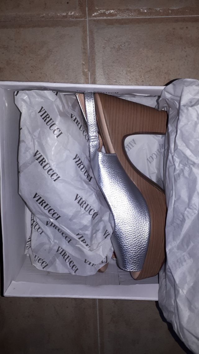 Zapatos de piel plata.