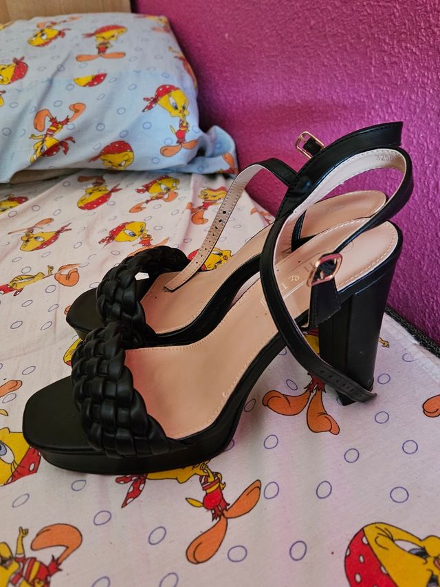 Tacones negros