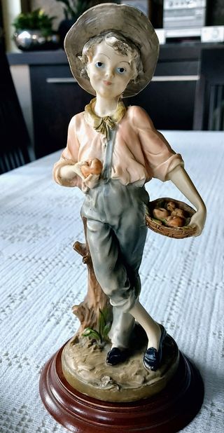 Casal de namorados com base em madeira