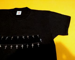 CAMISETA CON CRUCES FRUIT OF THE LOOM