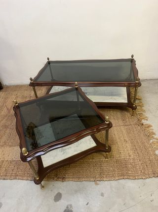 Pareja de mesas compañeras con adornos de piña