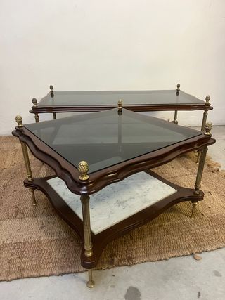 Pareja de mesas compañeras con adornos de piña