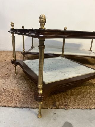 Pareja de mesas compañeras con adornos de piña