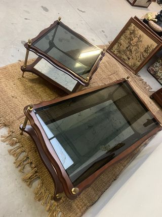 Pareja de mesas compañeras con adornos de piña