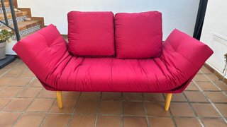 Sofá rojo. Diseño.