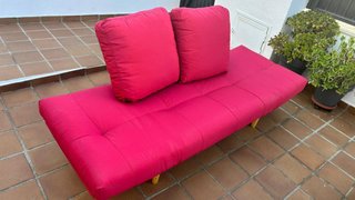 Sofá rojo. Diseño.