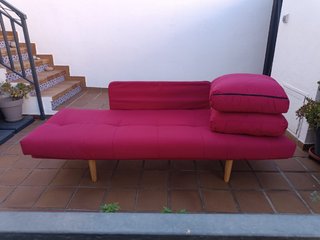 Sofá rojo. Diseño.