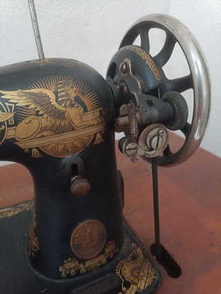 Máquina de coser Singer con mueble madera/forja