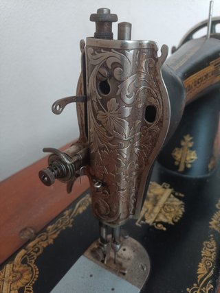 Máquina de coser Singer con mueble madera/forja