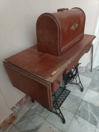 Máquina de coser Singer con mueble madera/forja