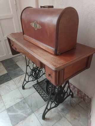 Máquina de coser Singer con mueble madera/forja