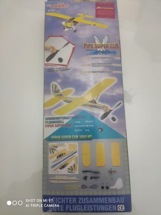 Avión para montar de papel
