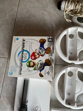 wii con 2 mandos, juegos y volantes para mariokart