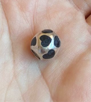 Abalorio Pandora corazones negros