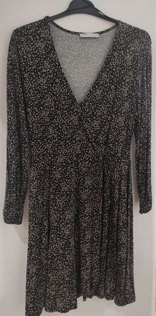 Vestido negro con flores, manga larga