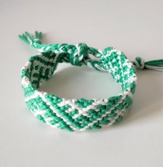 Bracciale bianco e verde macramè 