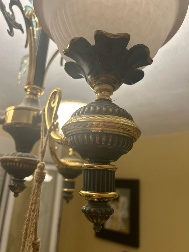 cama. Regalo colchon y lamparas muy nuevos