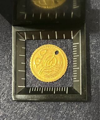 Moneda de oro muy antigua rara de encontrar
