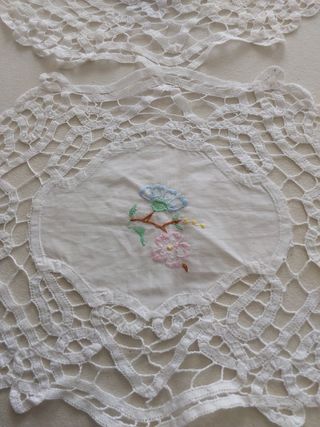 Due centrini ricamati in cotone