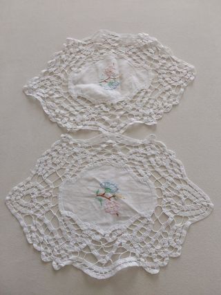 Due centrini ricamati in cotone