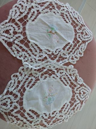 Due centrini ricamati in cotone