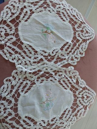 Due centrini ricamati in cotone