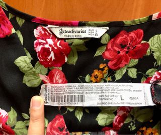 Blusa negra con motivos florales