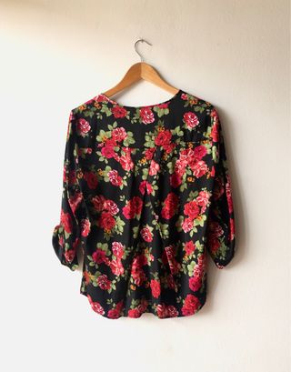 Blusa negra con motivos florales
