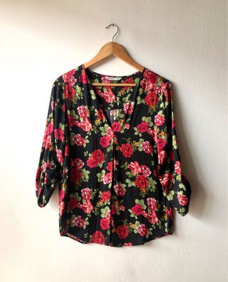 Blusa negra con motivos florales