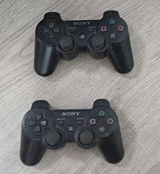 consola PS3 con luz roja y 2 mandos PS3